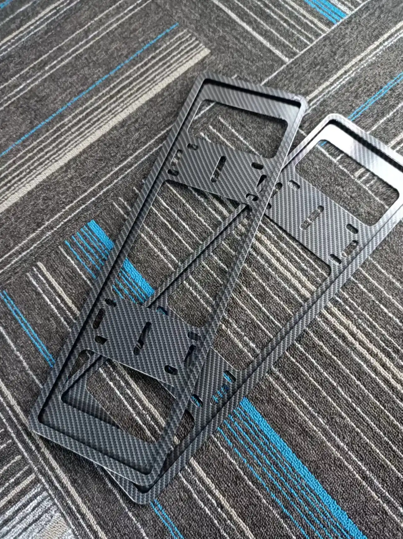 Kabòn fib vs metal plak machin ankadreman